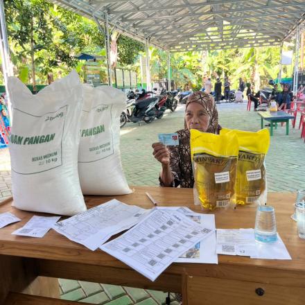 Bantuan Beras  Minyak Goreng Program Kementerian Sosial Dilaksanakan di Desa Bawahan Seberang